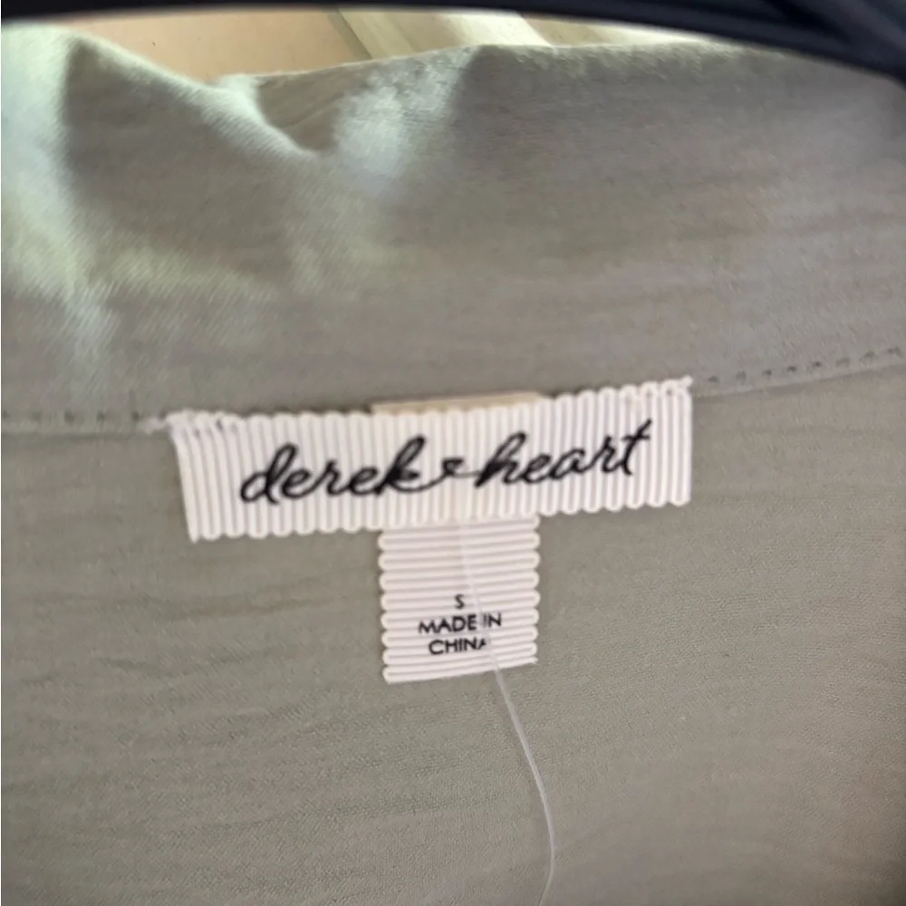 Derek Heart Sage Green Button-Down Crop Shirt - Picture 2 of 4
